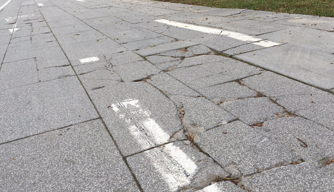 Carril bici en mal estado